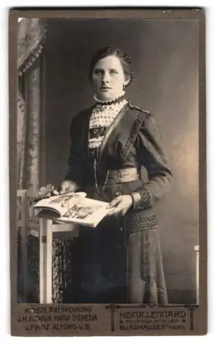 Fotografie Heinr. Lennard, Burghausen, Frau mit Buch