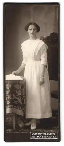 Fotografie Jos. Seefelder, Passau, Ludwigstrasse, Frau in elegantem weissen Kleid