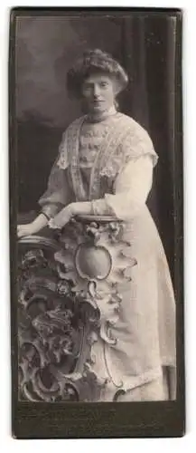 Fotografie G. Schmidbauer, Regensburg, Marschaltstrasse 12, Porträt einer eleganten Dame