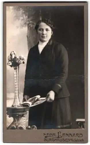Fotografie Heinrich Lennard, Burghausen, Stadtplatz 44, Frau mit aufgeschlagenem Buch