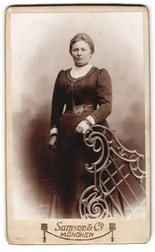 Fotografie Samson & Co, München, Neuhauserstr. 7, Frau in elegantem Kleid
