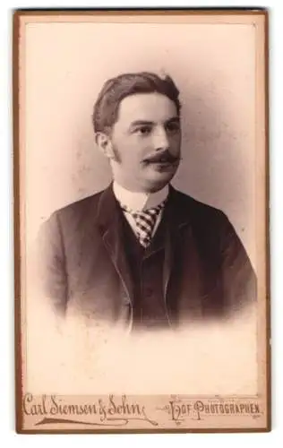 Fotografie Carl Siemsen & Sohn, Lübeck, Hüxstrasse 40, Porträt eines Mannes mit Schnurrbart