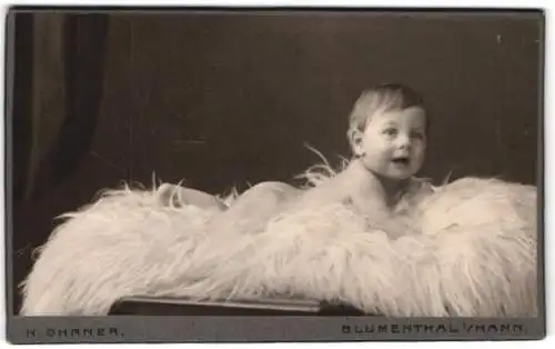 Fotografie H. Ohrner, Blumenthal, Weserstrasse 11, Porträt eines Kleinkindes