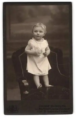Fotografie Ernst Rudolph, Hof i. B., Lorenzstr. 3, Kleinkind auf Sessel