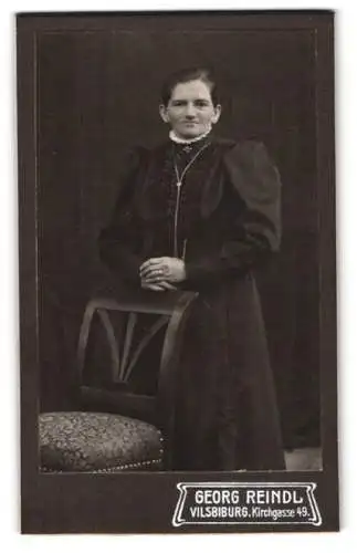 Fotografie Georg Reindl, Vilsbiburg, Kirchgasse 49, Porträt einer Dame mit Stuhl