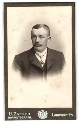 Fotografie U. Zattler, Landshut, Zwischen den Brücken 684, Porträt eines Mannes
