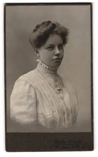 Fotografie Atelier Düll, München, Türkenstrasse 31, Porträt einer jungen Frau