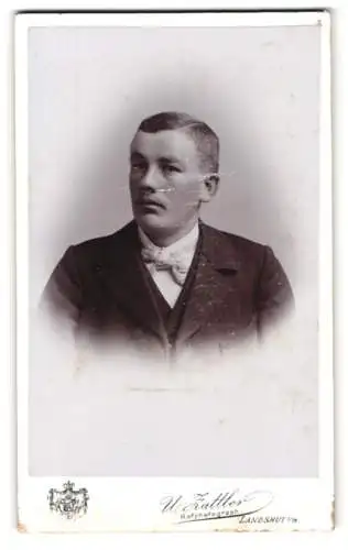 Fotografie W. Fattler, Landshut, Zwischen den Brücken 684, Porträt eines jungen Mannes