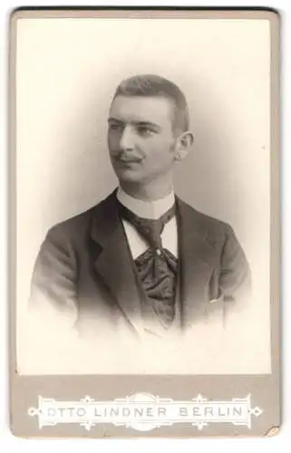 Fotografie Otto Lindner, Berlin, König Str. 30, Porträt eines eleganten Herrn