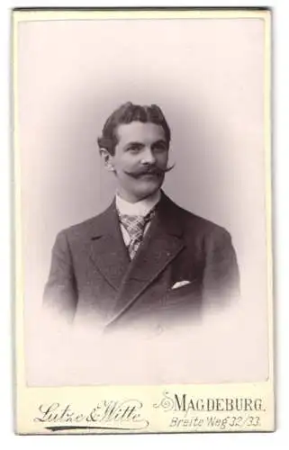 Fotografie Lutze & Witte, Magdeburg, Breite Weg 32/33, Porträt eines Herren mit markantem Schnurrbart