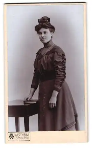 Fotografie Wertheim, Berlin, Leipzigerstr., Dame im eleganten Kleid
