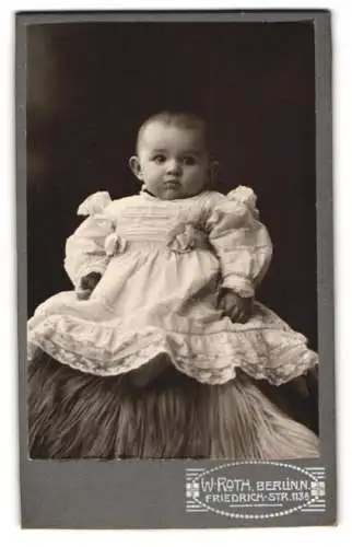 Fotografie W. Roth, Berlin, Friedrich-Str. 113a, Porträt eines Kleinkindes