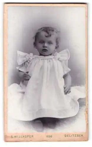 Fotografie S. Willkofer, Delitzsch, Reiche Strasse 2, Kleinkind im weissen Kleid