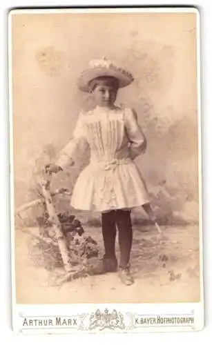 Fotografie Arthur Marx, München, Residenzstrasse 12, Kind in eleganter Kleidung