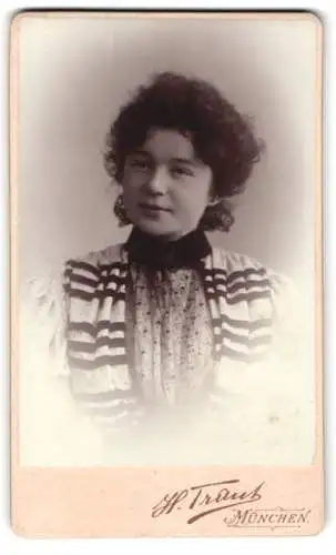 Fotografie H. Traub, München, Frauenporträt mit elegantem Kleid