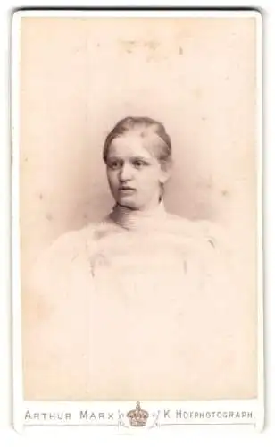 Fotografie Arthur Marx, Homburg, Kaiser Friedrich Promenade 7, Porträt einer jungen Frau