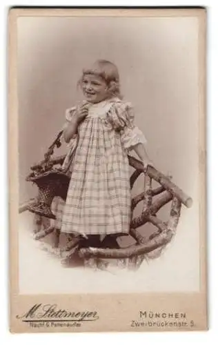 Fotografie M. Stettmeyer, München, Zweibrückenstr. 5, Mädchen auf rustikaler Brücke