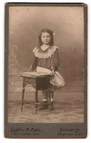 Fotografie Gustav A. Abel, Hannover, Königstrasse 52, Kleines Mädchen mit Buch