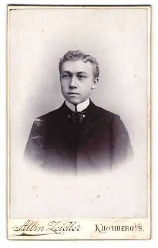 Fotografie Albin Zeidler, Kirchberg i. S., Neumarkt 238, Porträt eines jungen Mannes
