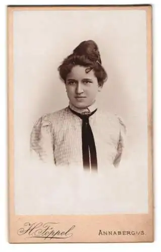 Fotografie H. Föppel, Annaberg i. S., Porträt einer jungen Frau