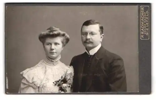 Fotografie F. Radmacher, Bielefeld, Porträt eines eleganten Paares