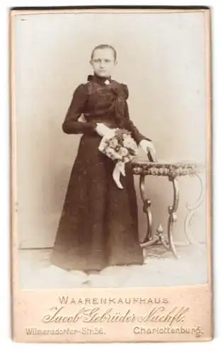 Fotografie Jacob Gebrüder Nachf., Charlottenburg, Wilmersdorfer Str. 56, Dame mit Blumenstrauss