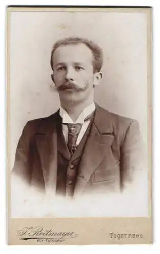 Fotografie J. Reitmayer, Tegernsee, Porträt eines Herrn mit markantem Schnurrbart
