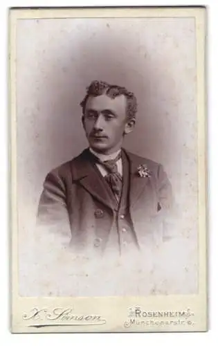Fotografie X. Simson, Rosenheim, Münchenerstr. 6, Porträt eines jungen Mannes