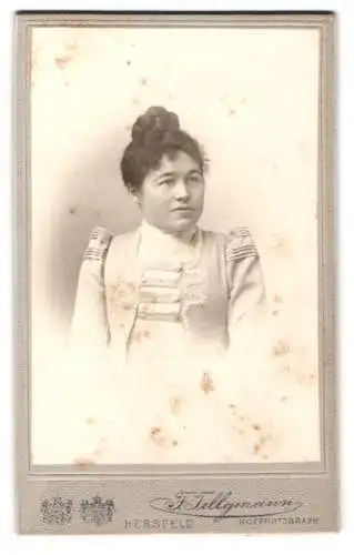 Fotografie F. Tellgmann, Hersfeld, Frau mit hellem Kleid