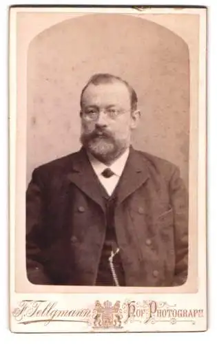 Fotografie F. Tellgmann, Hersfeld-Eschwege, Porträt eines Herrn mit Brille und Bart