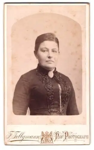 Fotografie F. Tellgmann, Hersfeld-Eschwege, Porträt einer Dame in eleganter Kleidung
