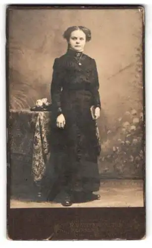 Fotografie R. Winterhalter, Meissen, Elbberg 1, Stehende Frau mit Blumenarrangement