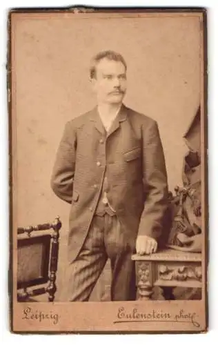 Fotografie Eulenstein, Leipzig, Ecke der Tauchaer Strasse 6, Porträt eines Mannes