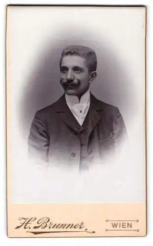 Fotografie H. Brunner, Wien, Margaretenstrasse 39, Porträt eines eleganten Herrn