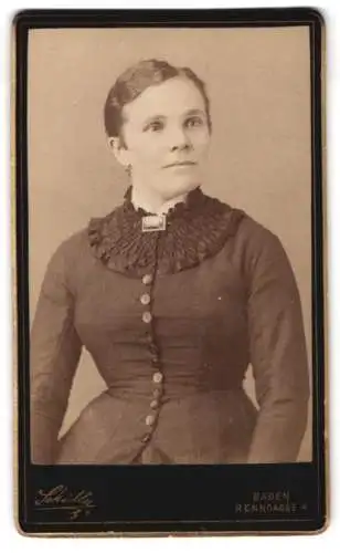 Fotografie Friedrich Schiller, Baden, Renngasse 4, Damenportrait in tailliertem Kleid
