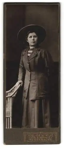 Fotografie W. Klie, Regensburg, Frau in elegantem Hut und Mantel