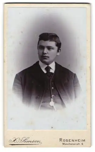 Fotografie X. Simson, Rosenheim, Münchenerstr. 6, Porträt eines jungen Mannes