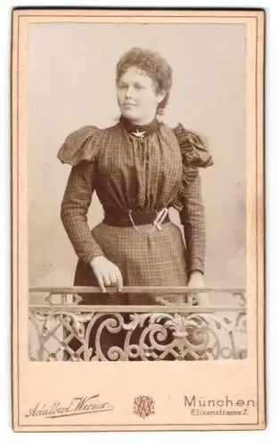 Fotografie Adalbert Werner, München, Elisenstrasse 7, Frau am Geländer