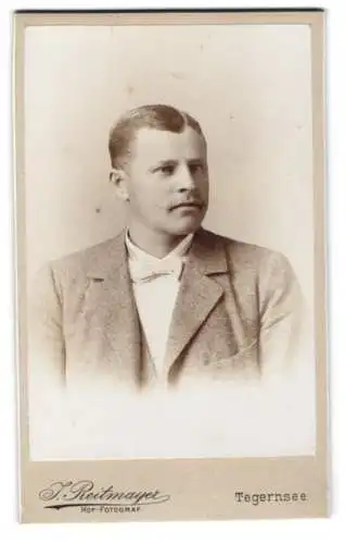 Fotografie J. Reitmayer, Tegernsee, Porträt eines Herrn im Anzug