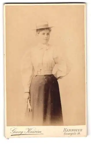 Fotografie Georg Knirim, Hannover, Georgstr. 18, Dame mit Hut