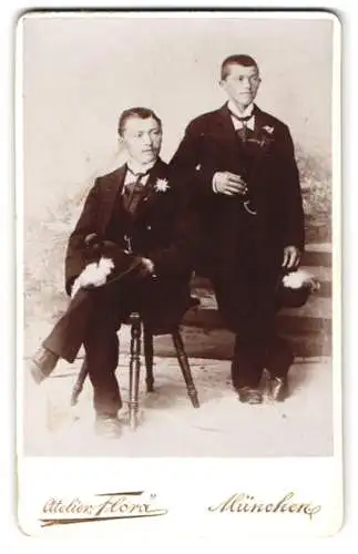Fotografie Atelier Flora, München, Blumenstrasse 27, Zwei elegant gekleidete junge Männer
