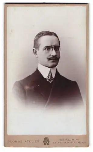 Fotografie Globus Atelier, Berlin, Leipziger Str 132/137, Porträt eines Mannes mit Brille
