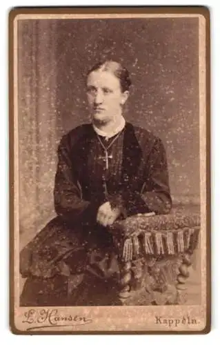 Fotografie L. Hansen, Kappeln, Am Markt, Frauenportrait mit Tisch