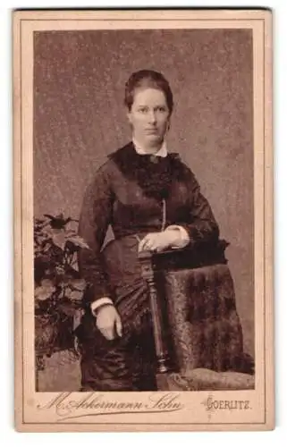 Fotografie M. Ackermann Söhne, Görlitz, Schützenstr. 2, Dame in elegantem Kleid