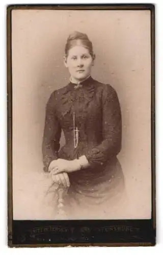 Fotografie Fritz Petersen, Flensburg, Am Südermarkt, Damenporträt in tailliertem Kleid