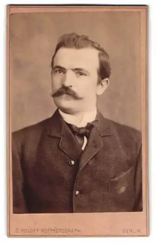 Fotografie O. Roloff, Berlin, Tauben-Strasse 20, Porträt eines eleganten Herrn