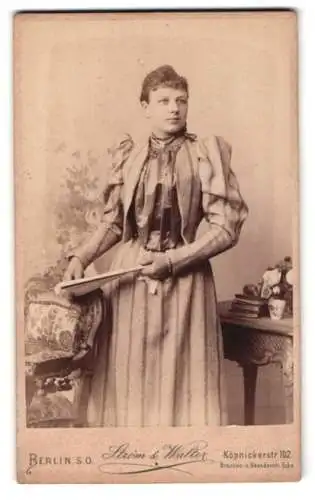 Fotografie Strom & Walter, Berlin, Köpenickerstr. 102, Frau mit Fächer