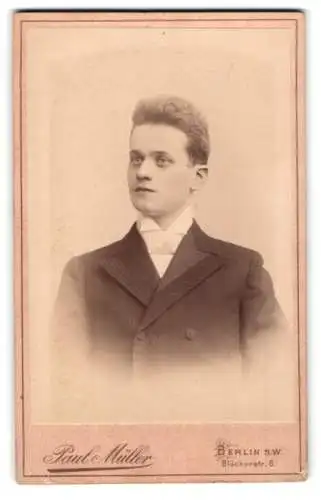 Fotografie Paul Müller, Berlin, Blücherstr. 6, Porträt eines jungen Mannes