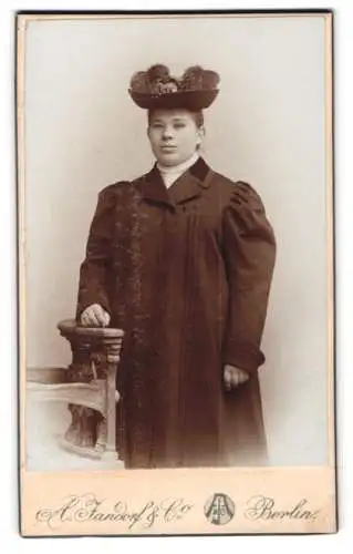 Fotografie A. Jandorf & Co., Berlin, Kottbuserdamm 1-2, Frau mit elegantem Hut und Mantel