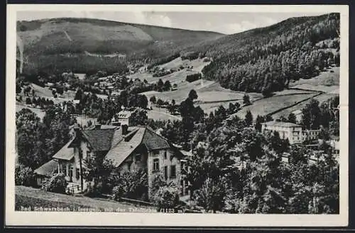 AK Bad Schwarzbach i. Isergeb., Ortsansicht vom Berghand aus mit der Tafelfichte